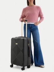 Nine West Walizka średnia CEO-NW-M-001-09 BLACK Czarny. Czarne walizki Nine West, bez wzorów, z tworzywa sztucznego, średnie. Za 359.99 zł.