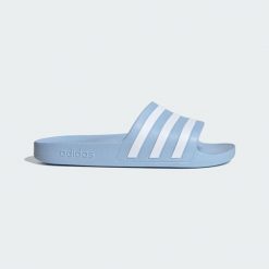 Klapki adilette Aqua. Białe klapki damskie Adidas, bez wzorów, bez obcasa. Za 119.00 zł.