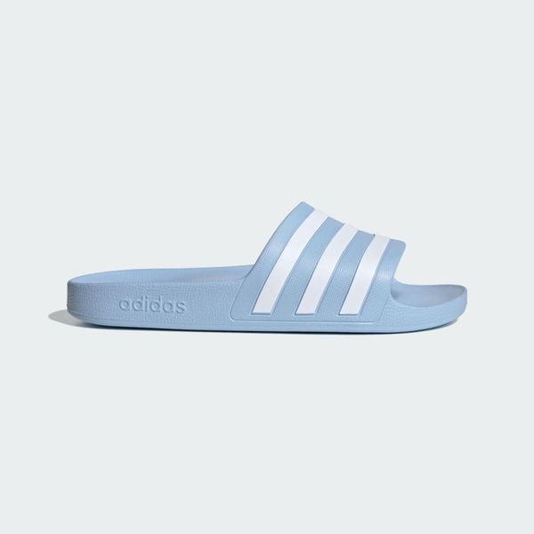 Klapki adilette Aqua. Białe klapki damskie Adidas, bez wzorów, bez obcasa. Za 119.00 zł.