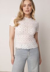 Biała Koronkowa Bluzka o Dopasowanym Kroju z Krótkim Rękawem Noessa. Białe bluzki damskie Born2be, s, bez wzorów, z koronki, casualowe, bez kołnierzyka, bez ramiączek. Za 69.99 zł.