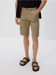 Szorty chino regular - oliwkowy. Zielone szorty męskie Reserved, z bawełny, bez kołnierzyka. Za 99.99 zł.