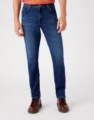 WRANGLER TEXAS SLIM MĘSKIE SPODNIE JEANSOWE BLUE SILK W12SCV39Z 112145789. Niebieskie spodnie materiałowe męskie Wrangler, bez wzorów, z jeansu. Za 239.99 zł.