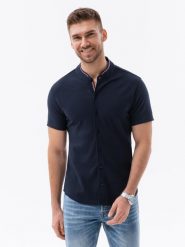 Dzianinowa koszula męska z krótkim rękawem i kolorową stójką – granatowa V2. Niebieskie koszule męskie Ombre Clothing, m, bez wzorów, z bawełny, bez kołnierzyka, bez ramiączek. W wyprzedaży za 49.99 zł.