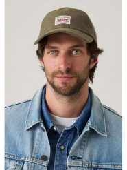 Levi's Czapka w kolorze khaki rozmiar: onesize. Brązowe czapki męskie Levi's, bez wzorów, z bawełny, sportowe. Za 97.05 zł.