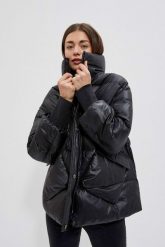 Pikowana kurtka z kołnierzem czarna. Czarne kurtki damskie MOODO, xxl, bez wzorów, z poliesteru, bez kaptura. W wyprzedaży za 125.99 zł.