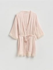 Szlafrok z koronką - kremowy. Białe szlafroki damskie Reserved, l, bez wzorów, z koronki. Za 139.99 zł.