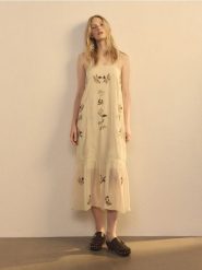 Sukienka z aplikacją - wielobarwny. Sukienki damskie Reserved, l, z aplikacjami, z tkaniny, boho, bez kołnierzyka, bez ramiączek, rozkloszowane. W wyprzedaży za 159.99 zł.