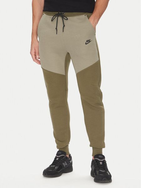 Nike Spodnie dresowe Tech HV0959 Khaki Regular Fit. Brązowe spodnie dresowe męskie Nike, bez wzorów, z dresówki. Za 439.99 zł.
