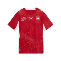 Młodzieżowa koszulka domowa reprezentacji Szwajcarii 2026 PUMA. Biała t-shirty damskie Puma, m, bez wzorów, bez kołnierzyka. Za 339.00 zł.