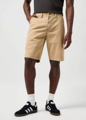MESKIE SPODENKI WRANGLER CHINO SHORT PLAZA TAUPE 112362349. Białe szorty męskie Wrangler, z bawełny, bez kołnierzyka. Za 159.99 zł.