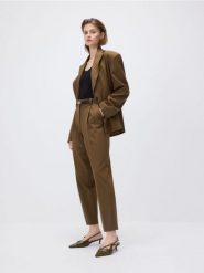 Spodnie cygaretki z paskiem - warm olive. Zielone spodnie materiałowe damskie Reserved, bez wzorów, z tkaniny. W wyprzedaży za 99.99 zł.