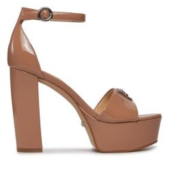 Sandały Guess. Brązowe sandały damskie Guess, z aplikacjami, bez obcasa, na słupku. Za 669.99 zł.