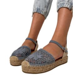 Niebieskie sandały espadryle ażurowe. Niebieskie sandały damskie w ażurowe wzory, z jeansu, bez obcasa, na platformie. Za 81.09 zł.
