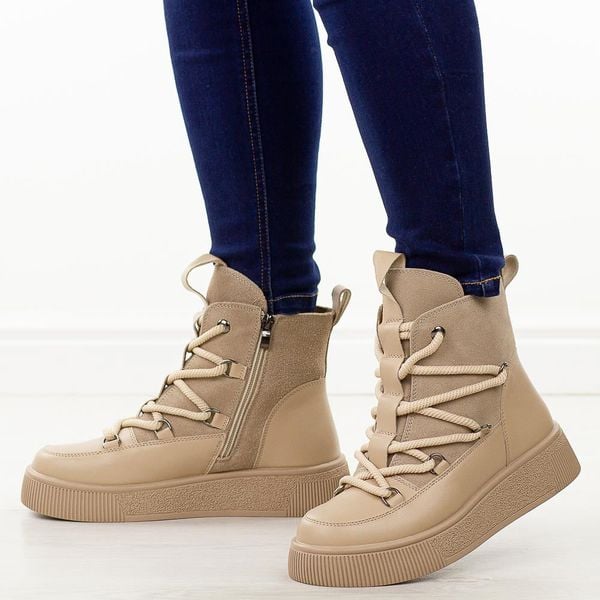 Beżowe skórzane botki damskie Cambell 52330. Brązowe botki damskie Cambell, na jesień, z jeansu, eleganckie, z okrągłym noskiem, bez obcasa, na płaskiej podeszwie, bez zapięcia. W wyprzedaży za 254.15 zł.