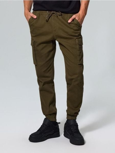 Spodnie cargo jogger - khaki. Brązowe spodnie materiałowe męskie Sinsay, bez wzorów. Za 59.99 zł.