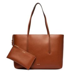 Torebka Calvin Klein. Brązowe torebki klasyczne damskie CALVIN KLEIN, bez wzorów, bez dodatków. Za 649.99 zł.
