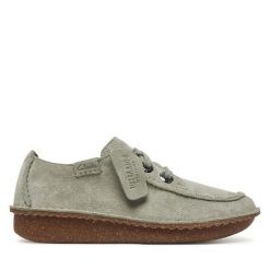 Półbuty Clarks. Zielone półbuty damskie Clarks, bez wzorów, bez obcasa, na płaskiej podeszwie. Za 349.99 zł.