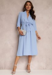Jasnoniebieska Sukienka Canopis. Niebieskie sukienki damskie Renee, m, bez wzorów, z materiału, eleganckie, bez kołnierzyka, bez ramiączek, midi, kopertowe. W wyprzedaży za 69.99 zł.