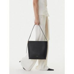 Torebka Coccinelle. Czarne torebki klasyczne damskie Coccinelle, bez wzorów, bez dodatków. Za 1,299.00 zł.