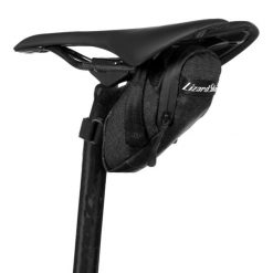 Torba na siodło Lizard Skins Cache Micro. Czarne torebki klasyczne damskie LIZARD SKINS, bez wzorów, bez dodatków. Za 172.50 zł.