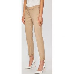 Trussardi Jeans - Spodnie Chinos. Białe jeansy damskie TRUSSARDI JEANS. W wyprzedaży za 339.90 zł.