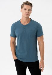 T-shirt z rozpinanym dekoltem TM-HUBRIS. Niebieskie t-shirty męskie Volcano, m, bez wzorów, z bawełny, bez kołnierzyka. Za 69.99 zł.