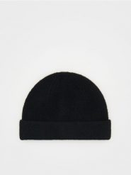 Czapka beanie z domieszką wełny - czarny. Czarne czapki męskie Reserved, bez wzorów, z wełny. W wyprzedaży za 39.99 zł.