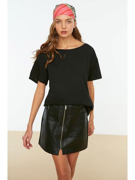 Trendyol Koszulka w kolorze czarnym rozmiar: L. Czarne bluzki damskie Trendyol, l, bez wzorów, z bawełny, bez kołnierzyka, bez ramiączek. Za 35.18 zł.