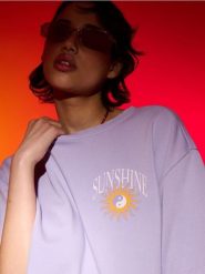 Bluza z krótkim rękawem i nadrukiem na plecach - fioletowy. Fioletowe bluzy z nadrukiem damskie Sinsay, l. Za 39.99 zł.