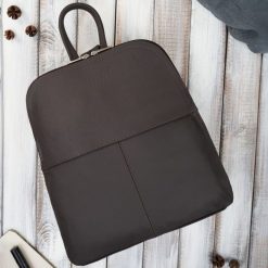 Plecaczek damski skórzany brązowy mały plecak miejski Abruzzo ABR-38-BR. Brązowe plecaki damskie bez wzorów, ze skóry, klasyczne. Za 179.00 zł.