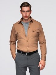 Męska bawełniana koszula REGULAR FIT z kieszeniami zapinanymi na guziki - camel V2 - Rozmiar: M. Brązowe koszule męskie Ombre Clothing, m, bez wzorów, z bawełny, bez kołnierzyka, bez ramiączek. W wyprzedaży za 69.99 zł.
