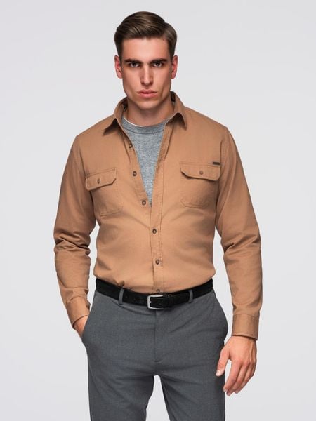 Męska bawełniana koszula REGULAR FIT z kieszeniami zapinanymi na guziki - camel V2 - Rozmiar: M. Brązowe koszule męskie Ombre Clothing, m, bez wzorów, z bawełny, bez kołnierzyka, bez ramiączek. W wyprzedaży za 69.99 zł.