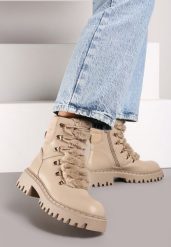 Ciemnobeżowe Causualowe Trapery Zdobione Futerkiem na Języku Charnas. Brązowe trapery damskie Born2be, z futra, bez obcasa, na płaskiej podeszwie. Za 119.99 zł.