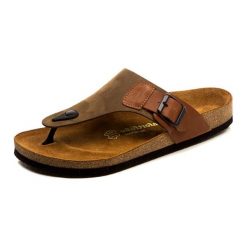 Skórzane japonki w kolorze piaskowym. Brązowe klapki i japonki męskie Comfortfusse. W wyprzedaży za 189.95 zł.