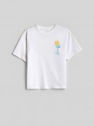 4F T-shirt boxy z nadrukiem dziewczęcy - biały 122/128 (6-8 lat). Białe koszulki dziewczęce 4f, bez wzorów, z bawełny, bez ramiączek. Za 49.99 zł.