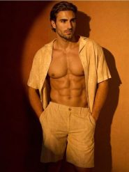 Szorty chino w paski - beżowy. Brązowe szorty męskie Sinsay, bez wzorów, z materiału. Za 59.99 zł.