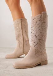 Ciemnobeżowe Botki Typu Kowbojki Ażurowe Ozdobione Metaliczną Aplikacją Iomosa. Brązowe botki damskie Born2be, prążkowane, biznesowe, bez obcasa, na płaskiej podeszwie, bez zapięcia. Za 149.99 zł.