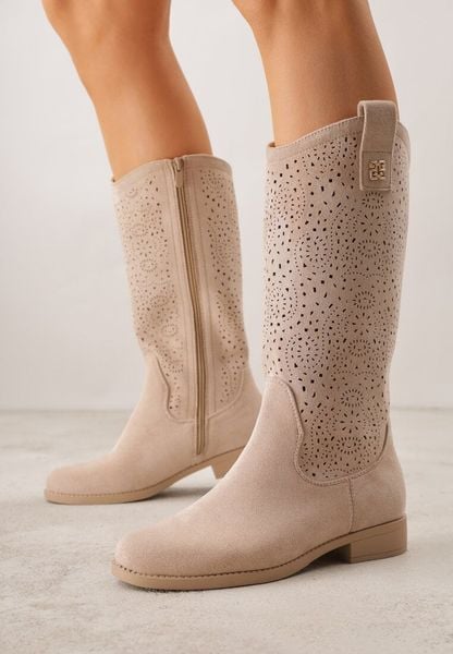 Ciemnobeżowe Botki Typu Kowbojki Ażurowe Ozdobione Metaliczną Aplikacją Iomosa. Brązowe botki damskie Born2be, prążkowane, biznesowe, bez obcasa, na płaskiej podeszwie, bez zapięcia. Za 149.99 zł.