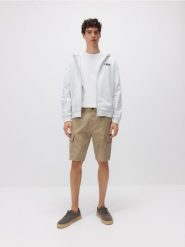 Szorty regular fit - beżowy. Brązowe szorty męskie Reserved, z bawełny, bez kołnierzyka. W wyprzedaży za 99.99 zł.