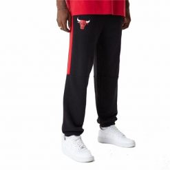 Spodnie dla dorosłych New Era NBA Colour Block Chicago Bulls Czarny. Czarne spodnie materiałowe męskie New Era, bez wzorów, z bawełny, klasyczne, z standardowym stanem. Za 320.00 zł.