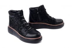 FILIPPO DBT7166/25 BK czarny, botki damskie. Czarne botki damskie Filippo, z polaru, bez obcasa, bez zapięcia. Za 254.90 zł.