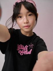 4F T-shirt loose z nadrukiem dziewczęcy - czarny 158/164 (12-14 lat). Czarne koszulki dziewczęce 4f, z aplikacjami, z dzianiny, bez ramiączek. Za 59.99 zł.