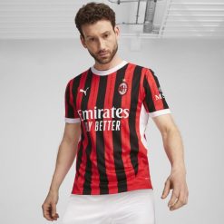 Koszulka piłkarska Puma AC Milan domowa sezon 24/25. Czerwone bluzki damskie Puma, l, bez wzorów, z materiału, bez kołnierzyka. Za 449.99 zł.