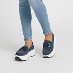 Półbuty damskie Filippo, wsuwane na grubej platformie z miękkimi wkładkami, granatowe, DP6132-25. Niebieskie półbuty damskie Filippo, bez wzorów, z jeansu, biznesowe, bez obcasa. Za 161.99 zł.