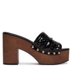 Klapki Guess. Czarne klapki damskie Guess, z aplikacjami, bez obcasa. Za 639.99 zł.