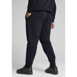 Męskie spodnie dresowe Essentials z logo No. 1 PUMA New Navy Blue. Niebieskie spodnie dresowe męskie Puma, z dresówki. W wyprzedaży za 139.00 zł.