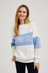 Bluza z napisem wkładana przez głowę biała. Białe bluzy bez kaptura damskie MOODO, l. W wyprzedaży za 54.99 zł.