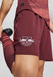Męskie szorty RB Leipzig PUMA Dark Jasper Active Red. Czerwone szorty męskie Puma, z materiału, bez kołnierzyka. Za 189.30 zł.