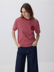 T-shirt z naszywaną aplikacją - czerwony. Czerwone t-shirty damskie Reserved, l, z aplikacjami, z bawełny, bez kołnierzyka. W wyprzedaży za 39.99 zł.