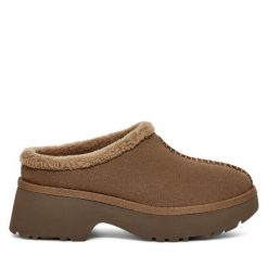 Klapki Ugg. Brązowe klapki damskie Ugg, bez wzorów, bez obcasa. Za 779.99 zł.